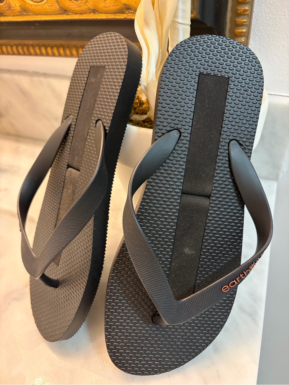 NWOT Earthing Women's Black Flip Flop Sandals - Comfortable Everyday Slides
